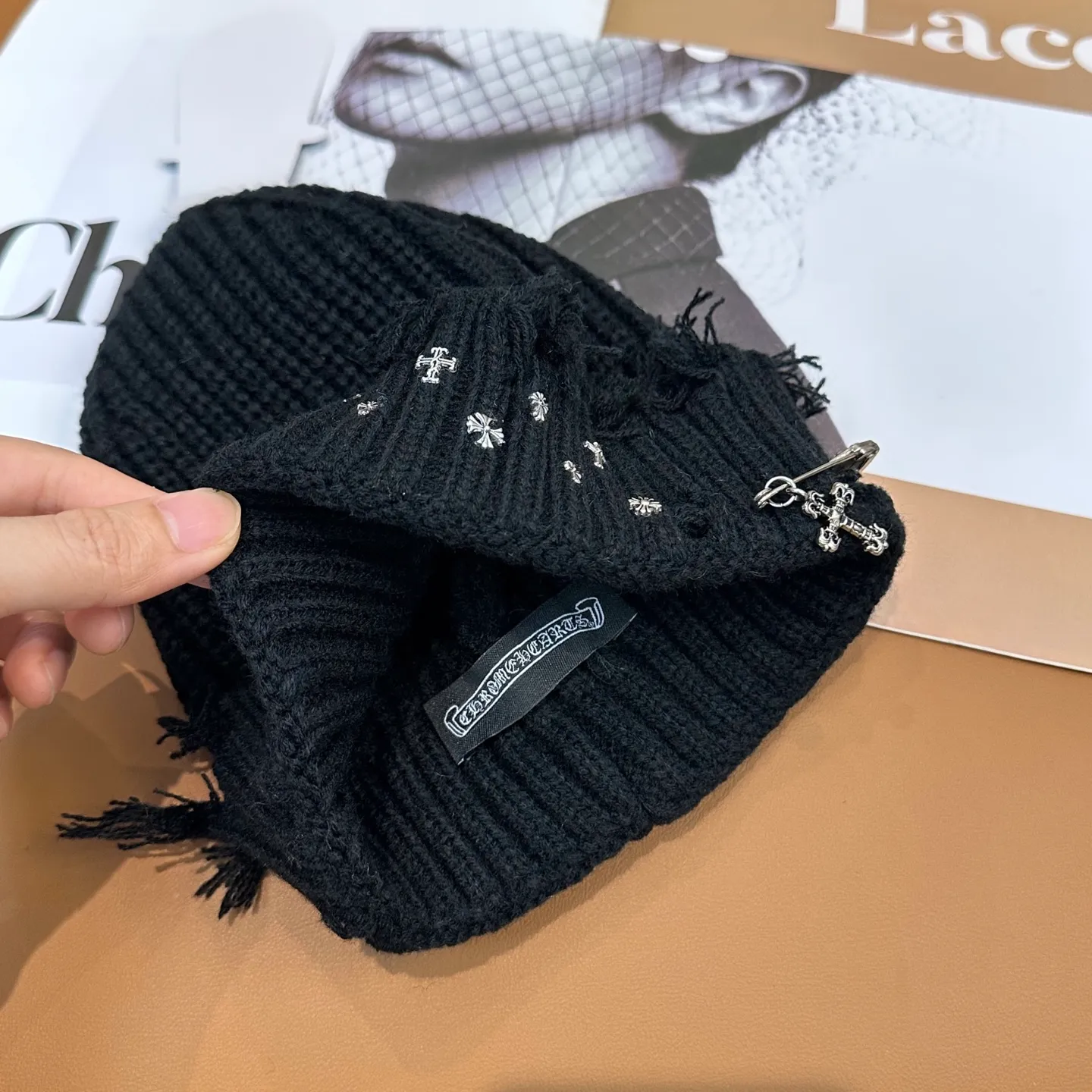 P70 🤍Chrome hearts new autumn and winter cross knitted hat🧶 One of the must-have hats in autumn and winter~ It really looks good on whoever wears it~, it is also a perfect match in black and white and gray in autumn~